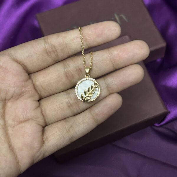 Radiant Leafy Neckchain - Image 3